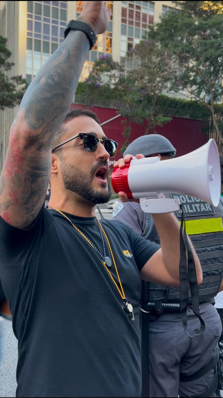 Caio Mendonça em manifestação com megafone